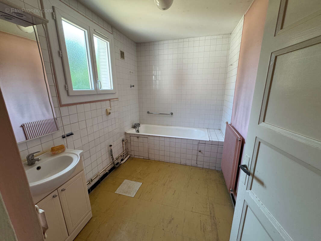 Maison à SAINT-REMY-EN-ROLLAT