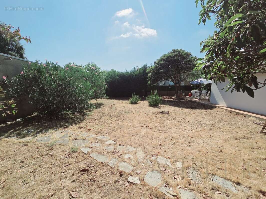 Terrain constructible de 200 m² au calme à Saint-Brès - photo 4