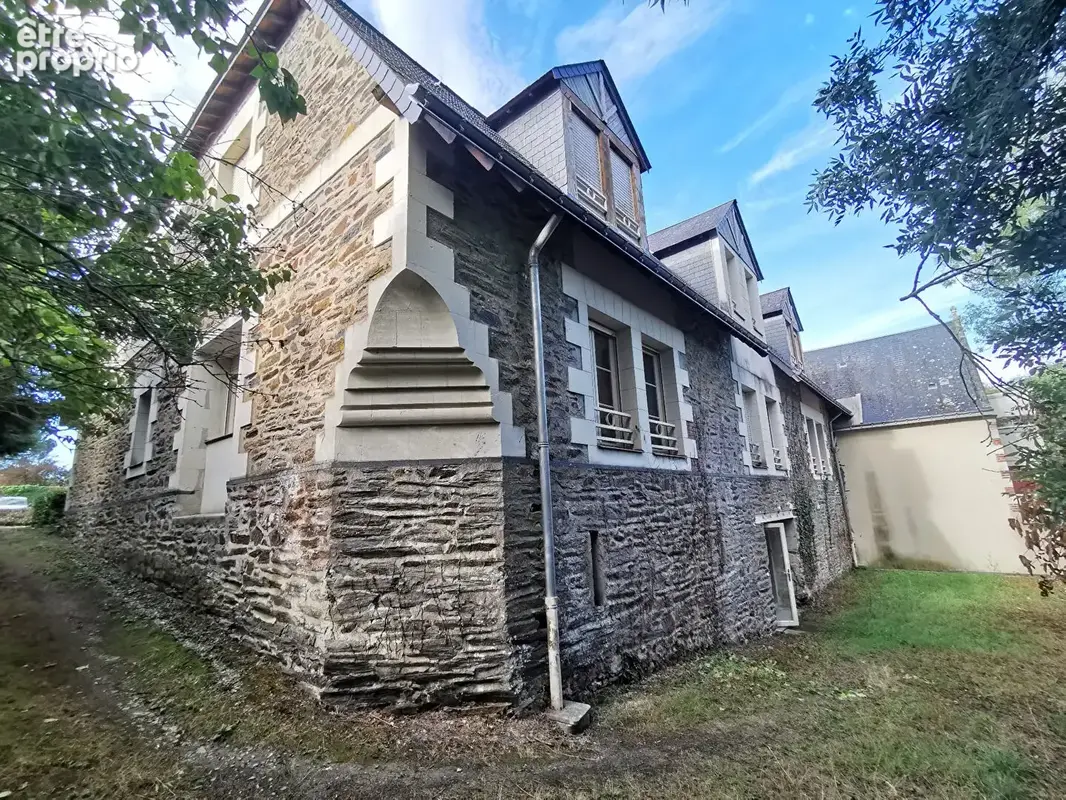 MURS-ERIGNE : Appartement au coeur des dépendances d'un château - photo 2
