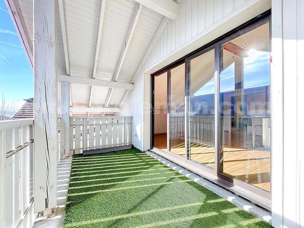 Appartement_T3_Lucinges_Lumineux_Genève_Ceva_tramway_Suisse_investissement_Séjour_ilôt_central_cuisine_extérieur_balcon - Appartement à LUCINGES