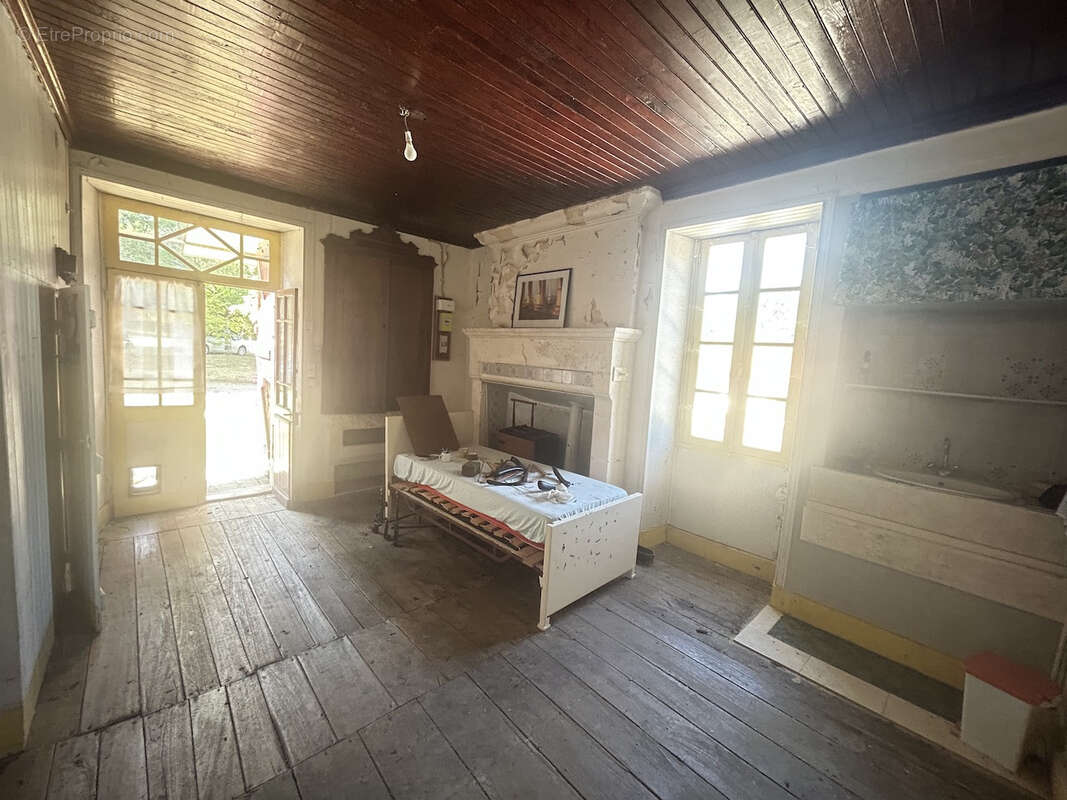 Maison en pierre à rénover dans un cadre magnifique sur terrain de 3400m2 - photo 7