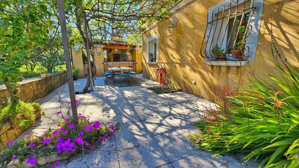 En EXCLUSIVITE sur GONFARON - Maison provençale de 152m² sur plus de 2000 m² Calme et cadre naturel privilégié - photo 2