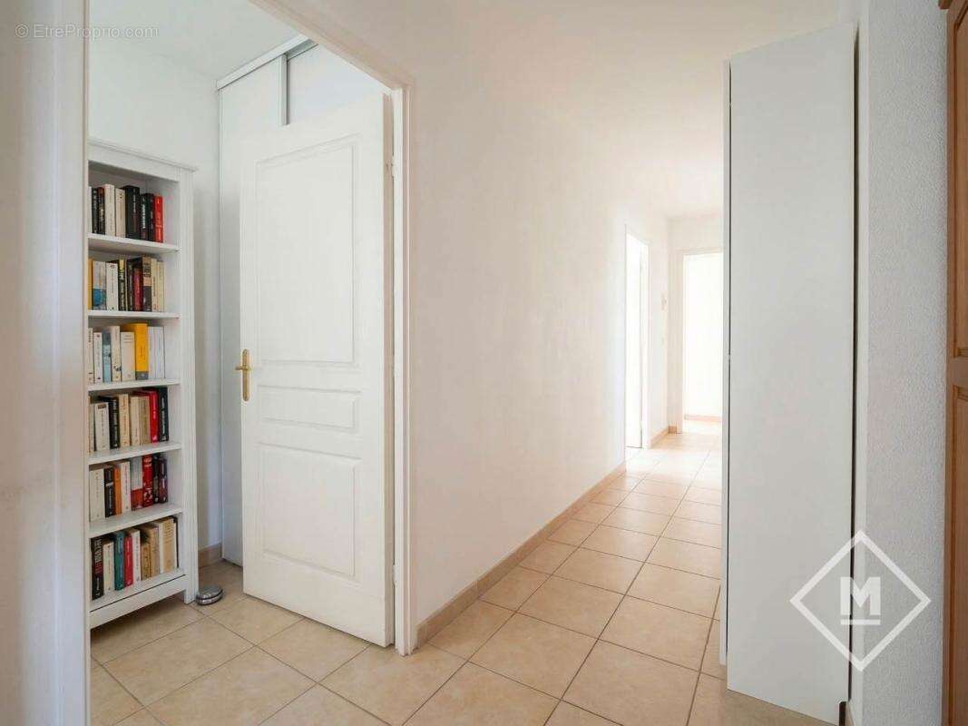 Appartement T3 terrasse, lumineux, vue dégagée à Marseille 10ème (Cap Est) - photo 3
