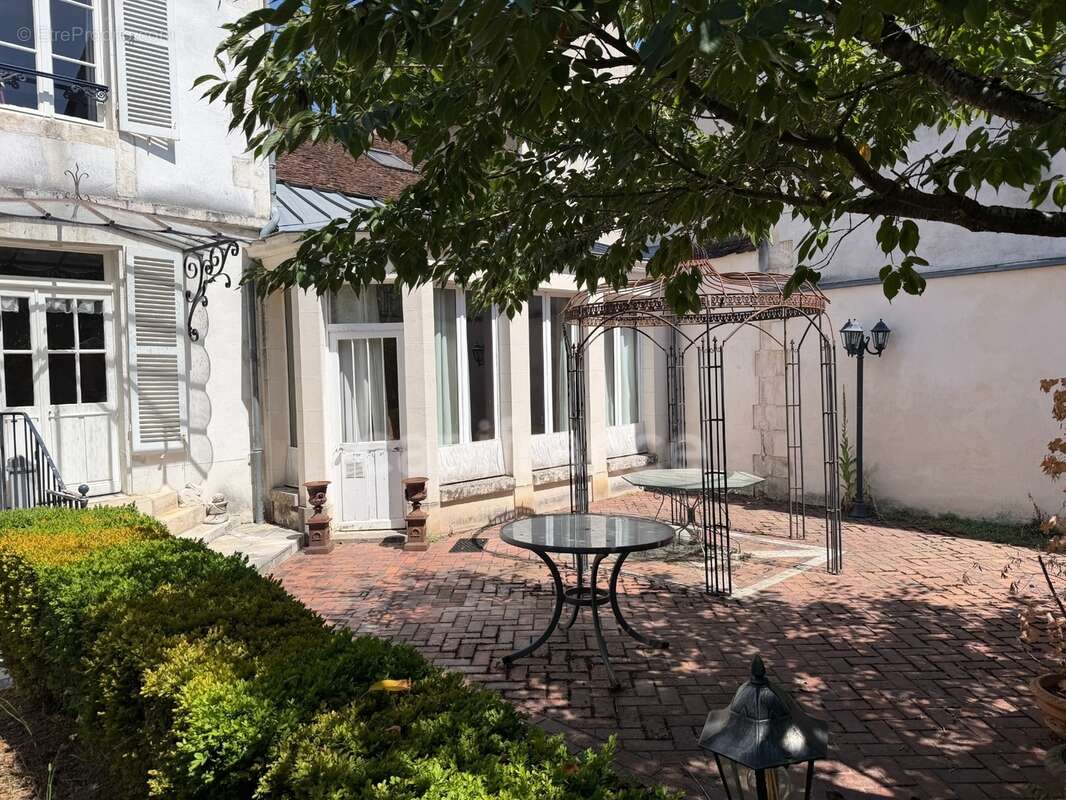 Maison à vendre 7 pièces AUXERRE (89)   Propriété de caractère de 165 m2   4 chambres   Garage   Caves    Terrain - photo 2