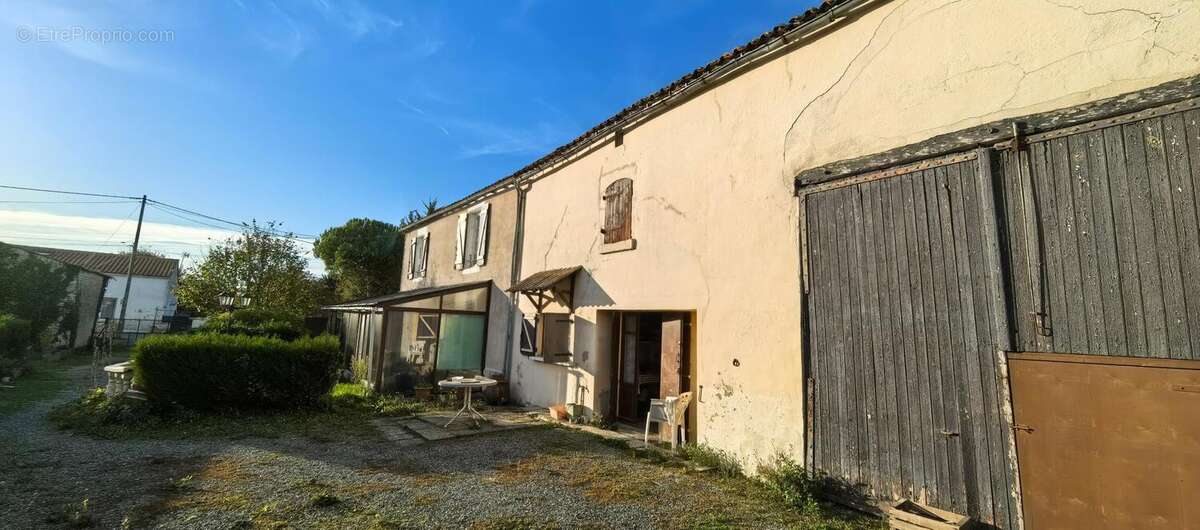 Photo 2 - Maison à VILLENEUVE-LA-COMTESSE