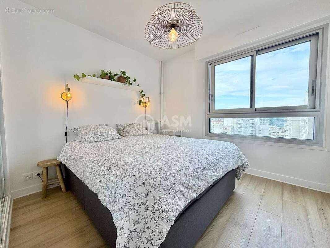 Appartement à COURBEVOIE