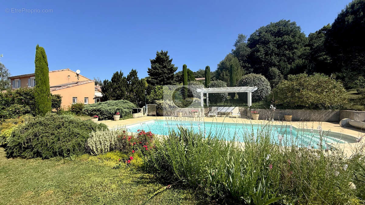 Maison à MONTELEGER