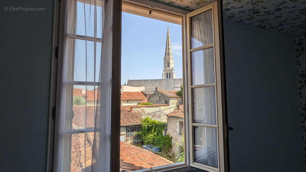 Maison de caractere avec dependances // centre bourg mirebeau - photo 11