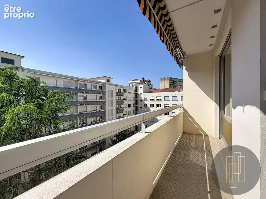 Au cœur de Lyon 6e - T3 au dernier étage avec balcons au sein d'une résidence recherchée - photo 2