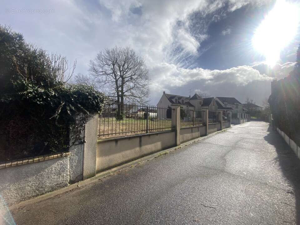 Terrain à LES MUREAUX