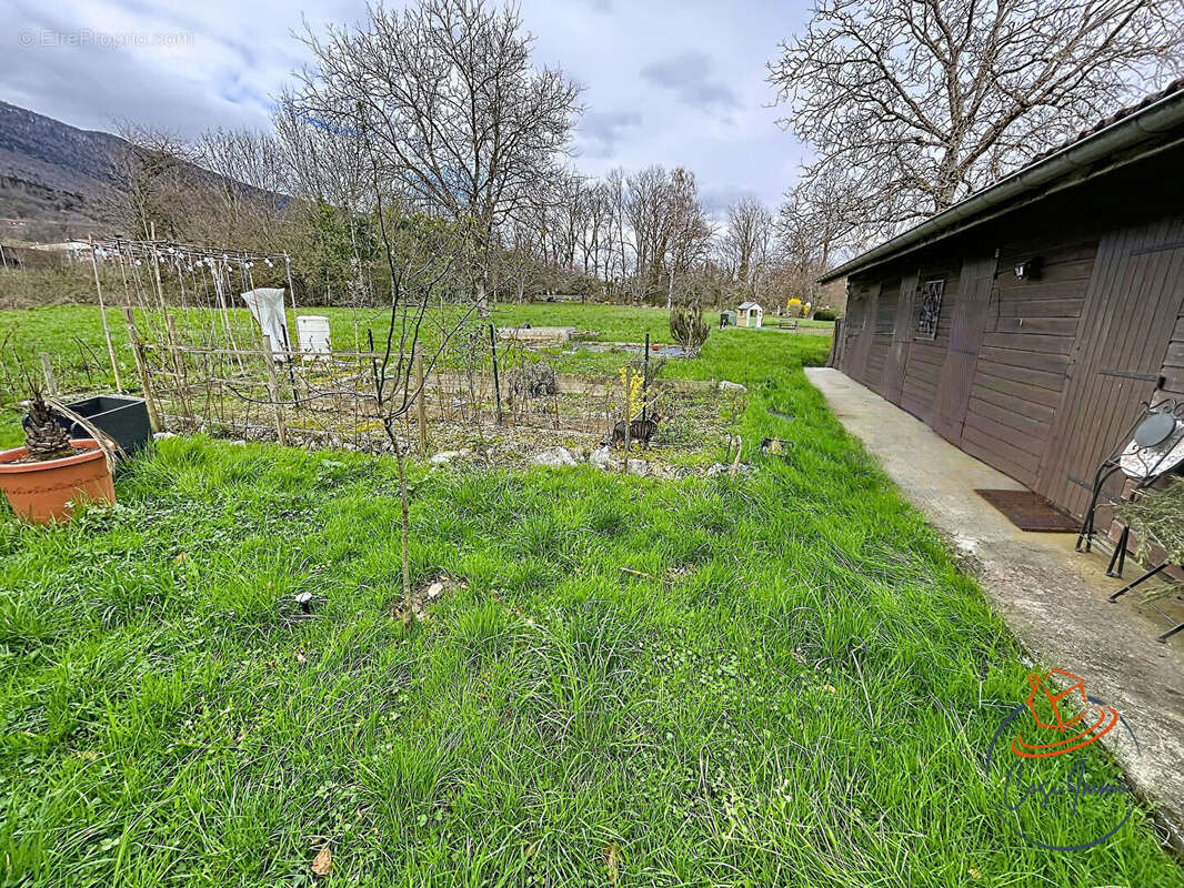 Appartement à PERON