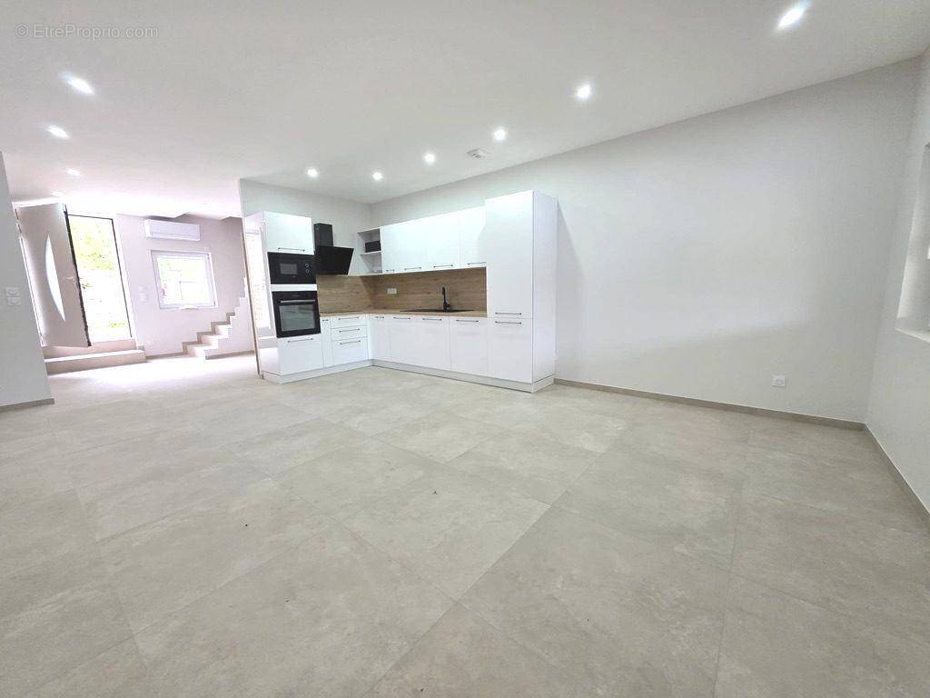 Appartement à YENNE