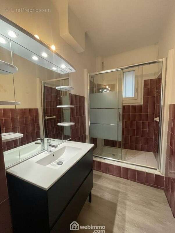 Salle d?eau contemporaine, lumineuse et fonctionnelle. - Appartement à SAINTE-MAXIME