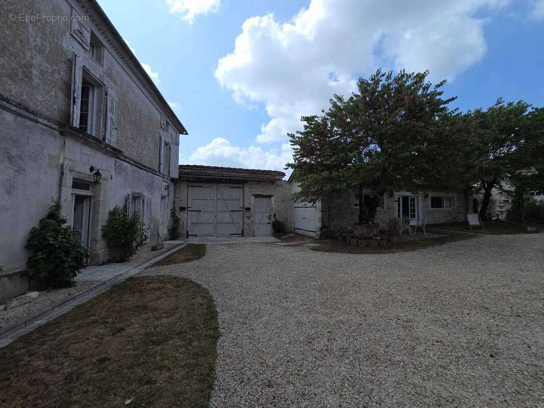 Appartement à DOUZAT