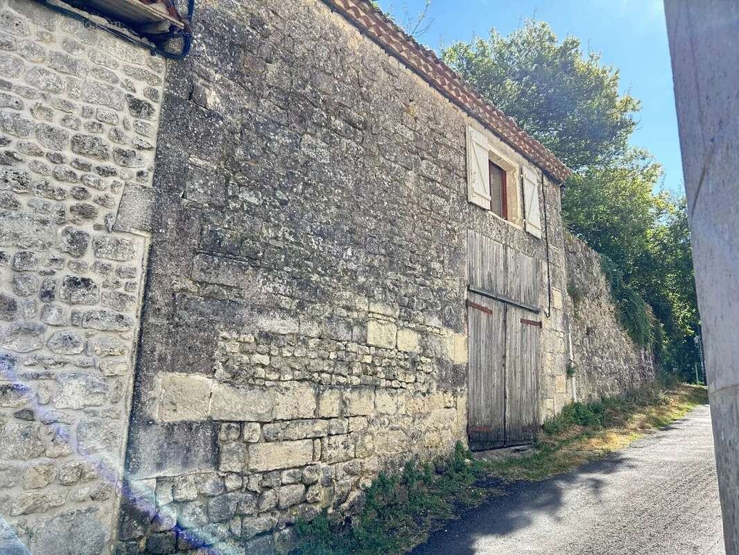 Maison à VILLEBOIS-LAVALETTE