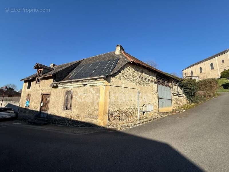Maison ancienne avec grange et terrain - photo 3