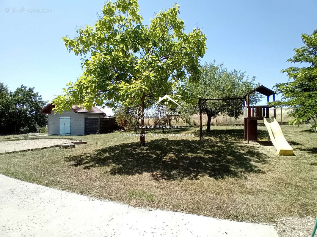 Terrain clos ert arboré de 1500 m2 - Maison à DANGE-SAINT-ROMAIN