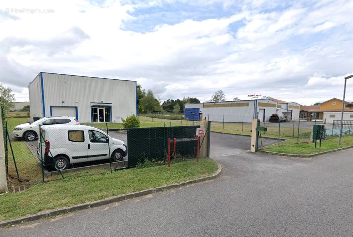 Commerce à SAUVAGNON