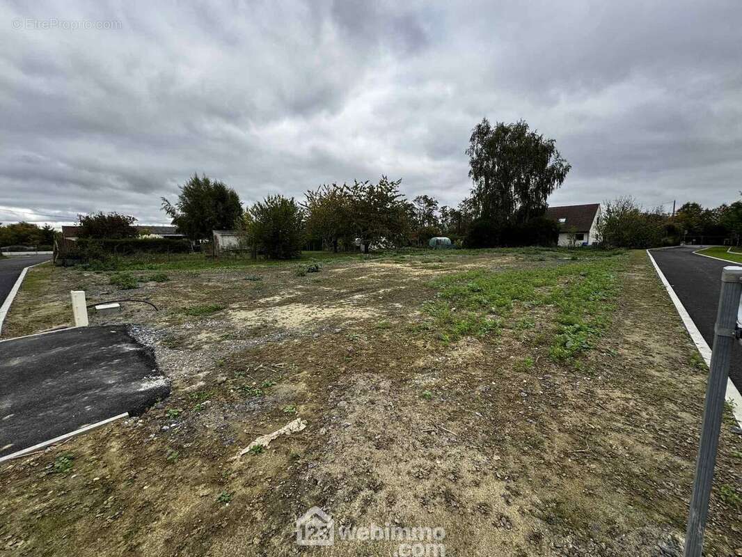 Laissez libre cours à vos envies sur ce magnifique terrain à bâtir, à découvrir rapidement - Terrain à VERSIGNY