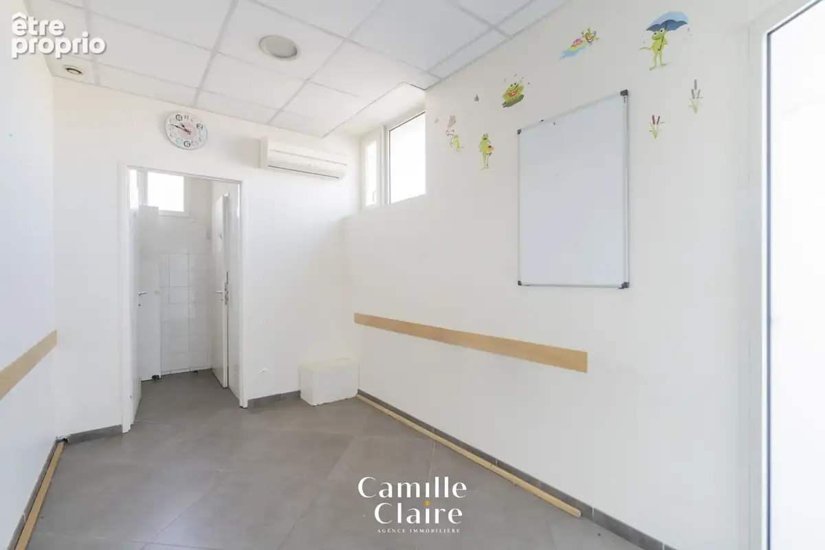 Local professionnel 142m2 + 3 stationnements + cour privative - photo 12