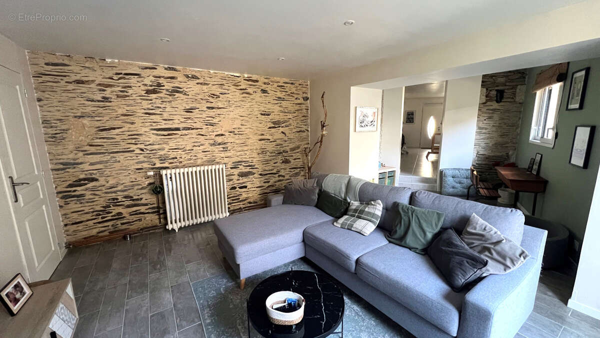 Maison à SAINT-CLEMENT-DE-LA-PLACE