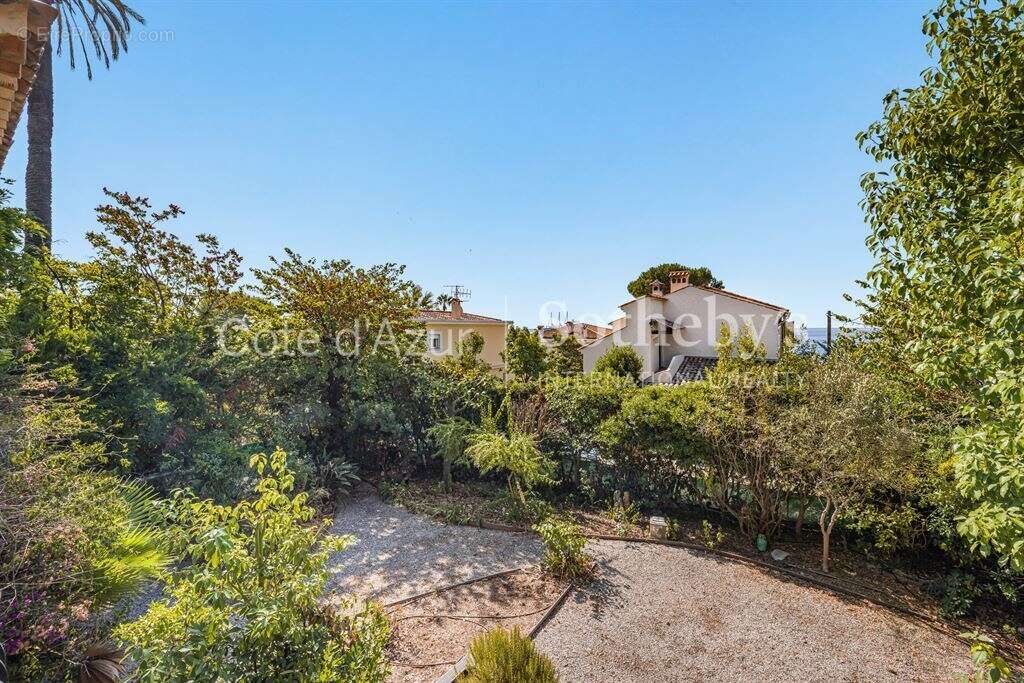 Cannes, Croix des Gardes : Projet de villa contemporaine 370 m² avec piscine et vue mer - photo 12