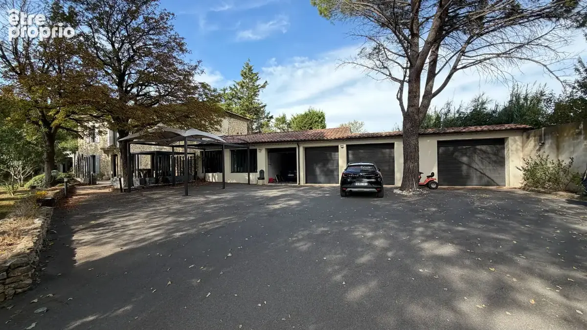 Mas de 273 m² habitable avec piscine et dépendances sur 5810 m² de jardin clos arboré. - photo 18