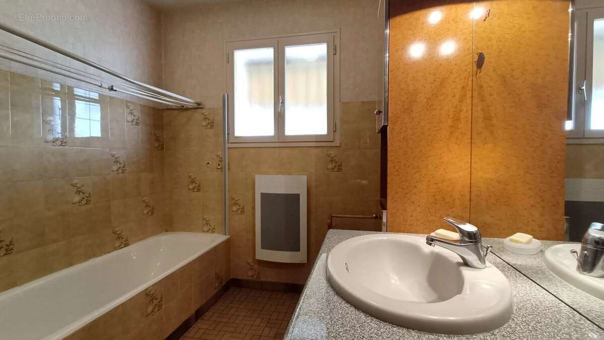 Maison à AYRON
