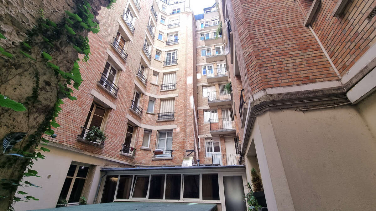 Commerce à PARIS-16E