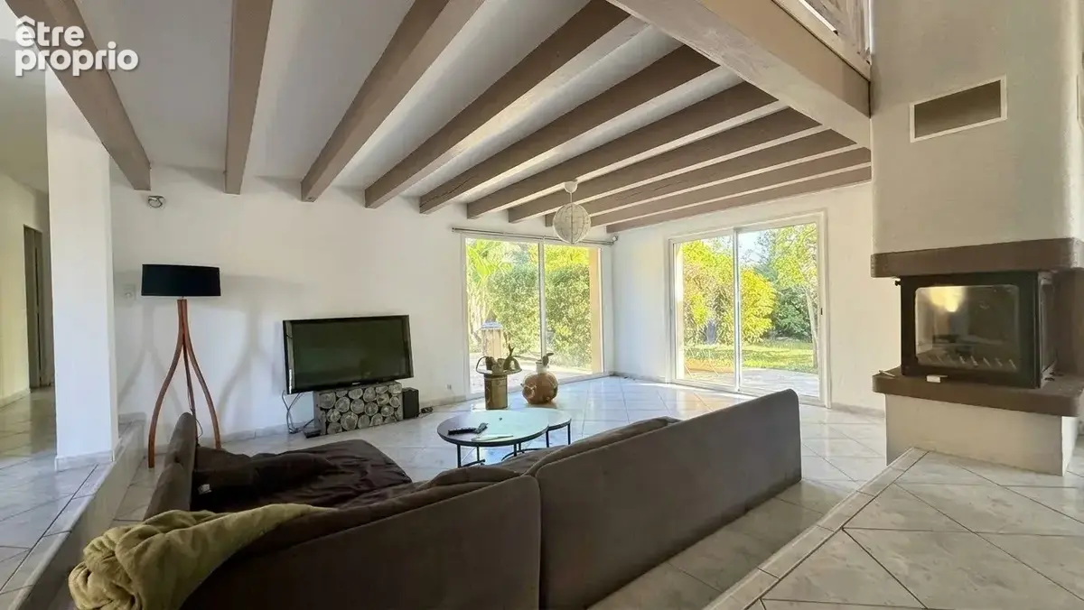 Maison T6 de 175 m² avec piscine plein sud, pool house et jacuzzi sur un terrain de 3 500 m² - photo 5