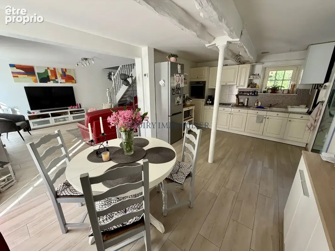 Maison ancienne de 4 pièces avec combles aménageables et grange en dépendance. - photo 2