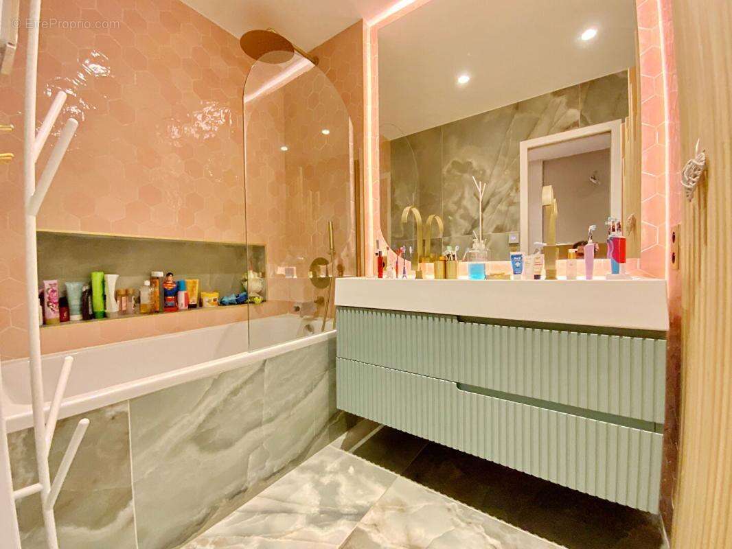 Appartement à LEVALLOIS-PERRET