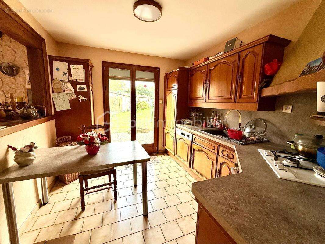 Maison à rafraichir / 5 Chambres / Sous-Sol Total - photo 3