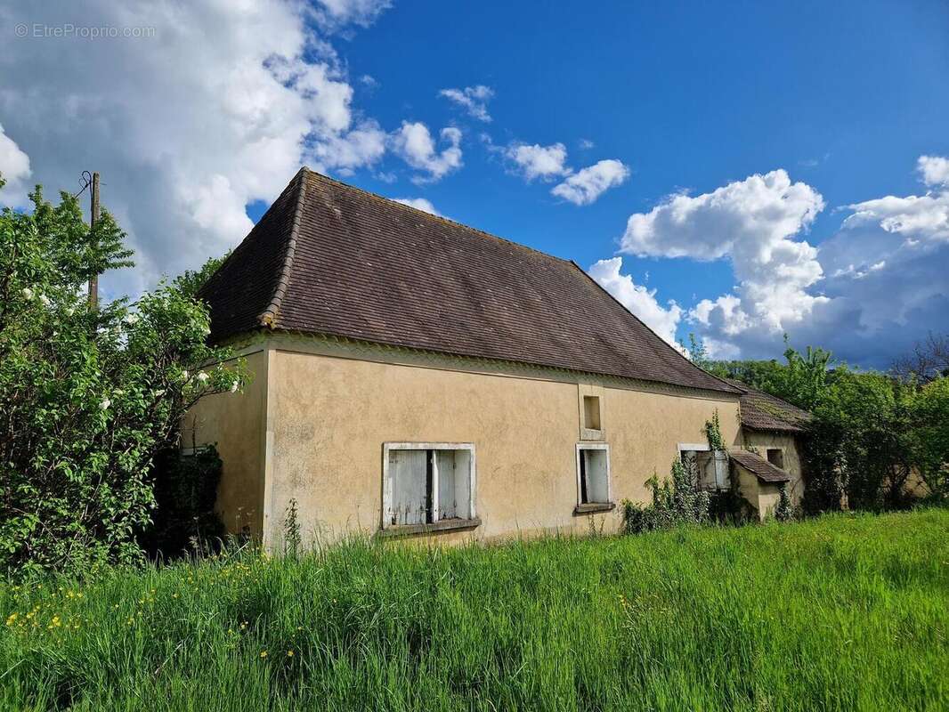Maison perigordine en pierres à renover avec dépendances et terrain d'env 5000m2 - photo 10