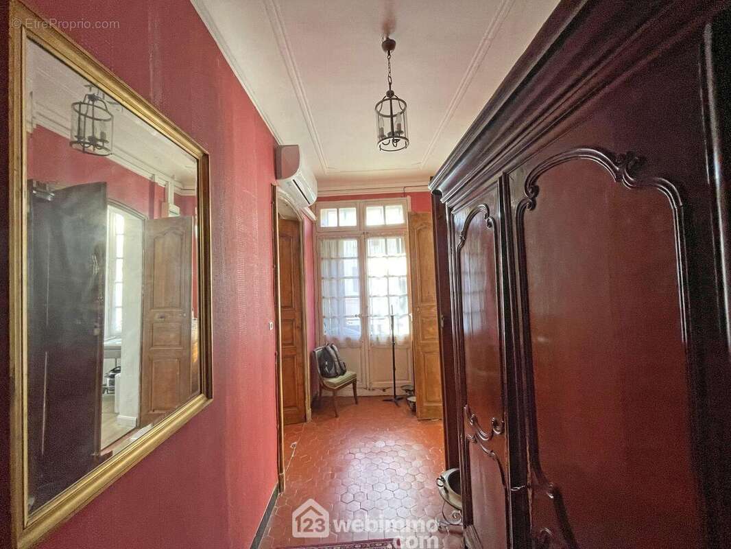 L'appartement dispose d'une vaste entrée. - Appartement à BARBENTANE