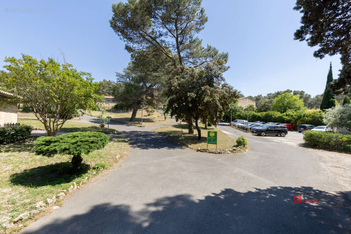 Site médico-social et pédagogique de 3 900 m2 sur 4 hectares au coeur des Alpilles - photo 5