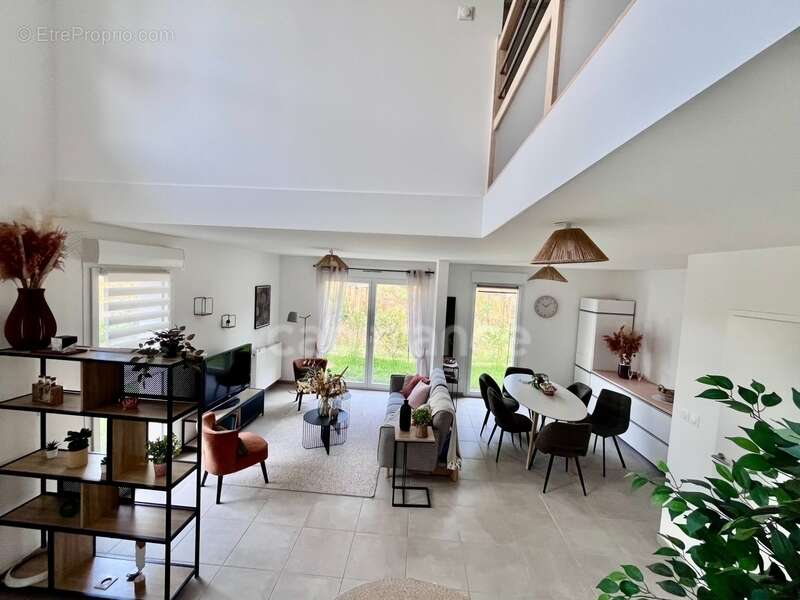 à vendre appartement duplex 100m² rez de jardin 5 pièces SCIEZ (74) parking et cave - photo 3