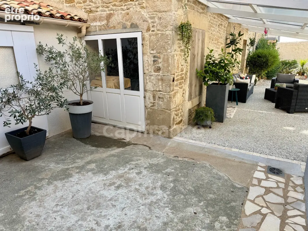  CHAMPDENIERS – Maison de caractère rénovée de 175 m² avec 135 m² de dépendances et fort potentiel - photo 23