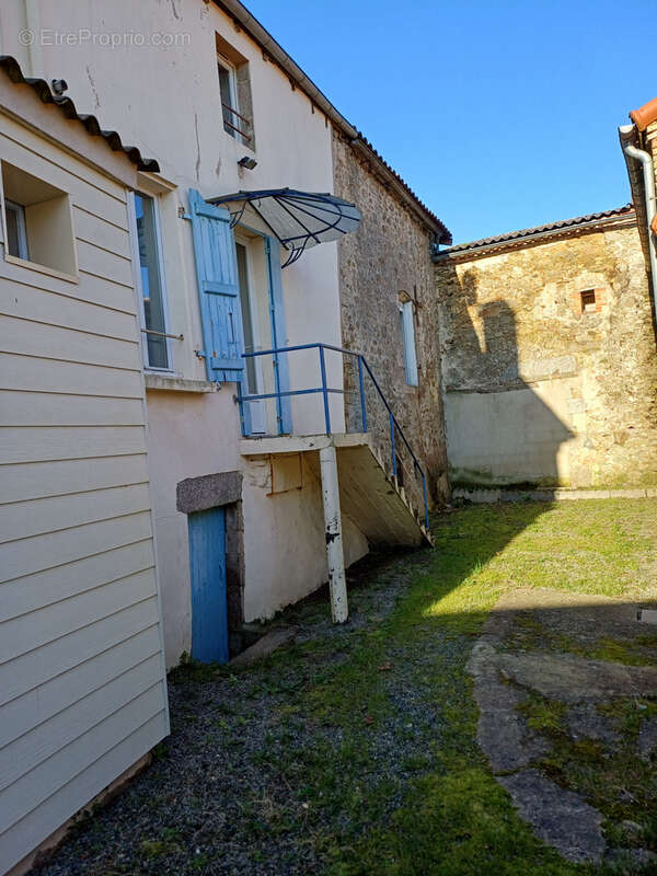 Maison à LA CHAIZE-LE-VICOMTE