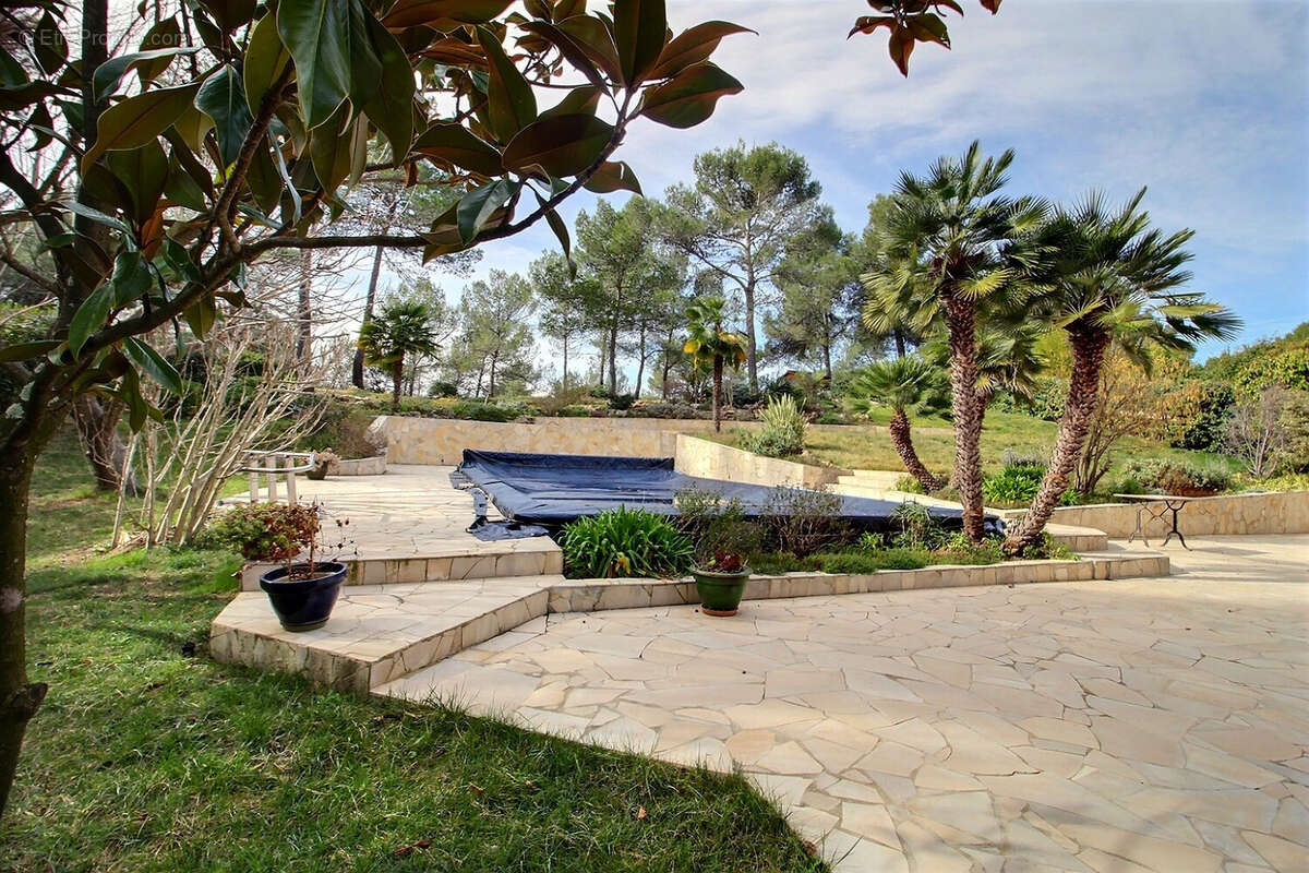 Maison à SAINT-CLEMENT-DE-RIVIERE