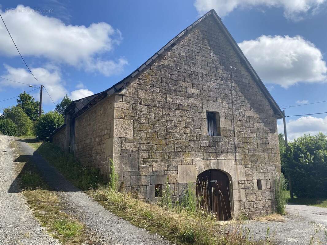 Terrain à PEROLS-SUR-VEZERE