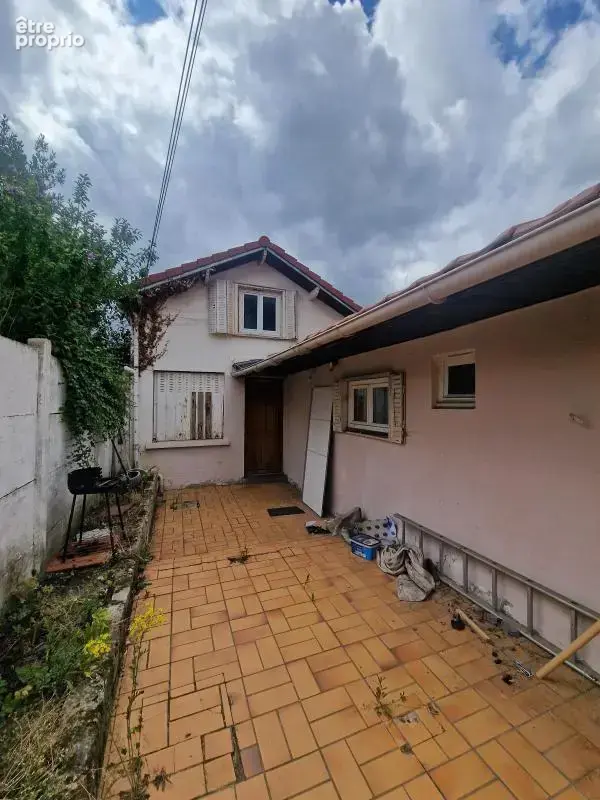 Maison à rénover en fond de parcelle de 240m² de terrain. Idéalement située à moins de 10 minutes à pied de la gare, cette maiso - photo 2