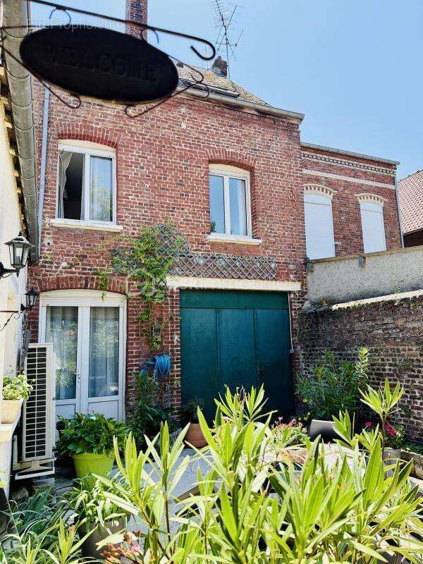 ALBERT – Rue Hoche – Maison familiale de 212 m², 8 chambres, garage, cour sur l’Ancre et vue sur la Basilique - photo 3