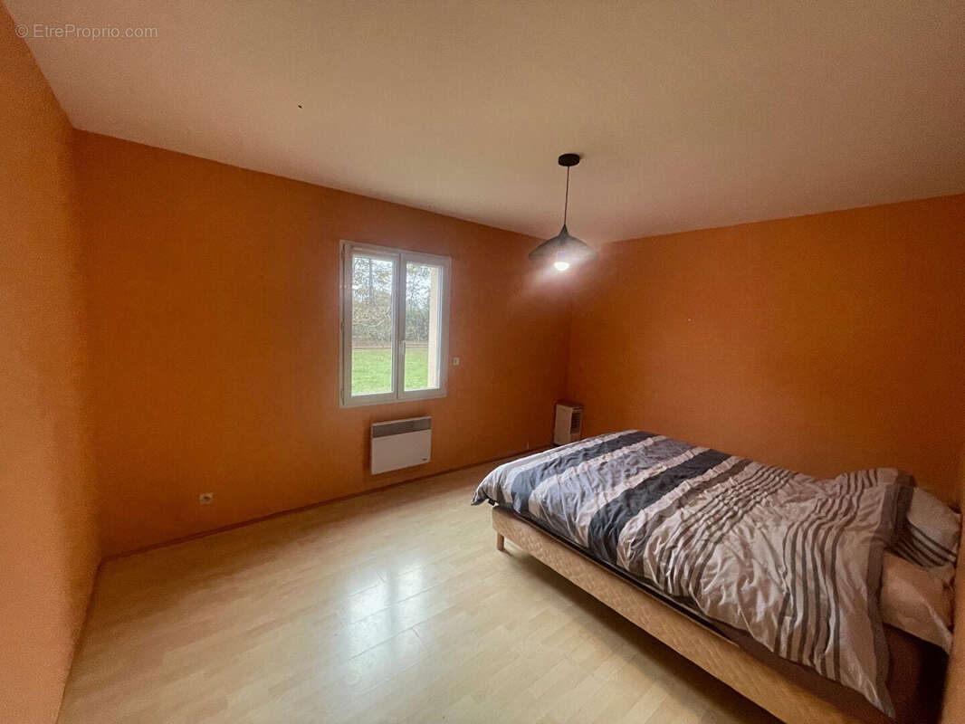 Proche Périgueux MAISON de PLAIN PIED 146 m2 avec 4 chambres / Grand garage / Grand terrain avec PISCINE. - photo 19