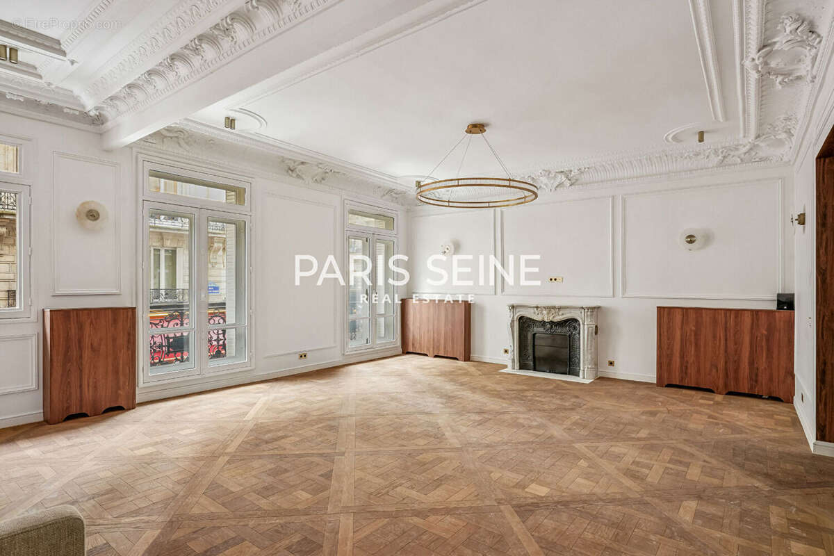 Appartement à PARIS-8E