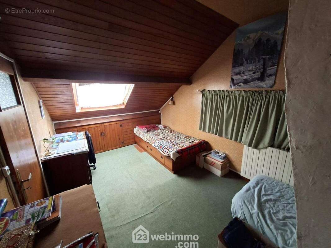 Voici une chambre de l'étage. Celui ci est complété deux 2 autres espaces - Maison à VILLABE
