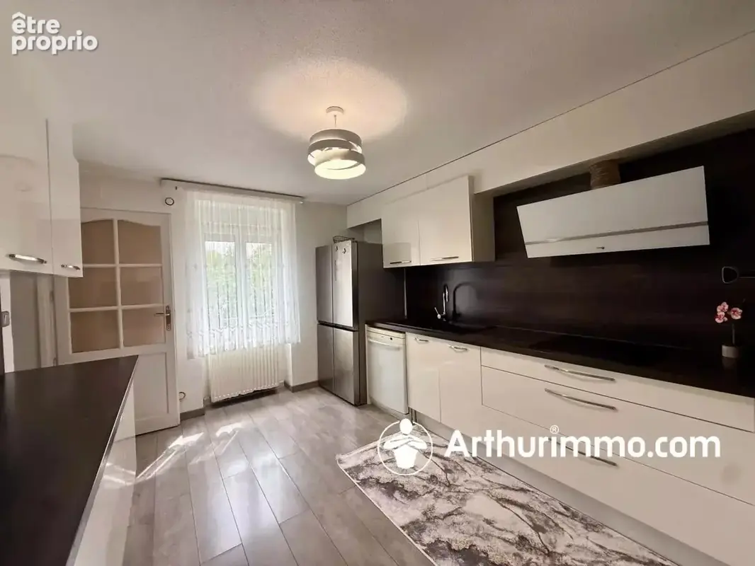 Maison jumelée sur 11 ares avec 2 terrasses et cave - photo 4