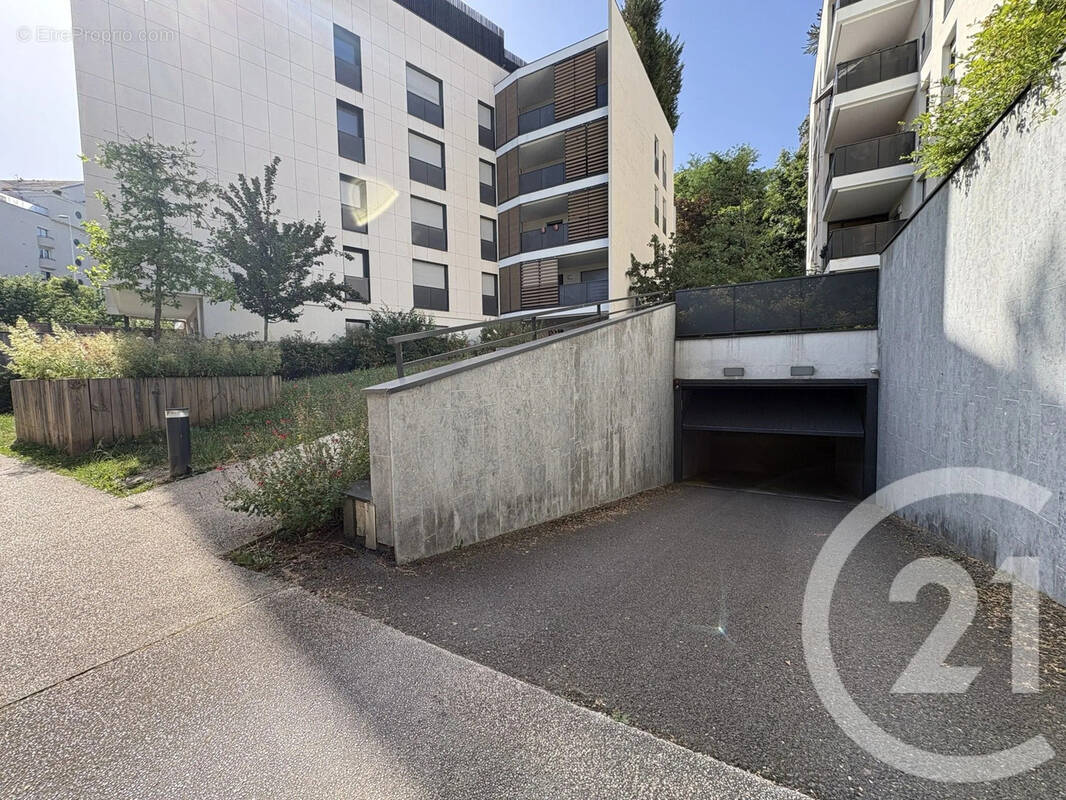 Parking à LYON-9E