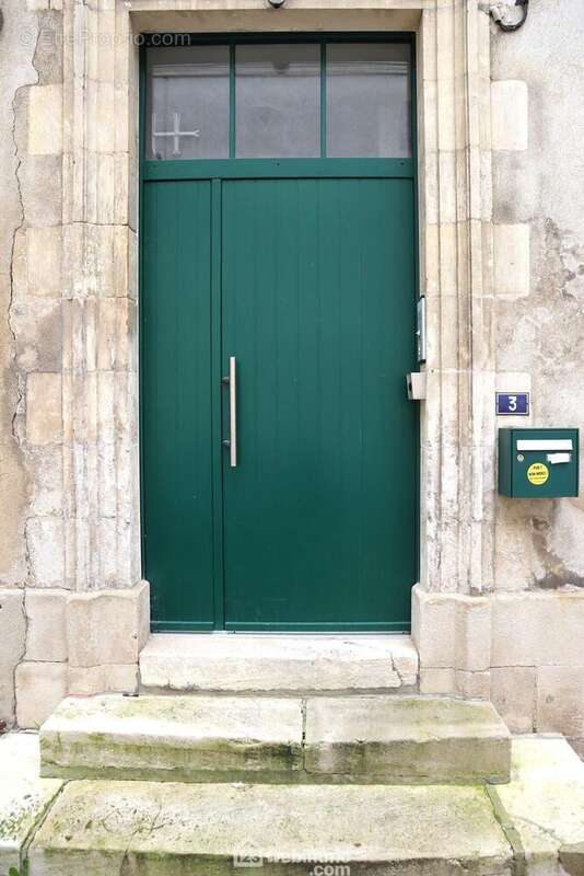 L'entrée avec interphone est sécurisée par badge magnétique. - Appartement à POITIERS