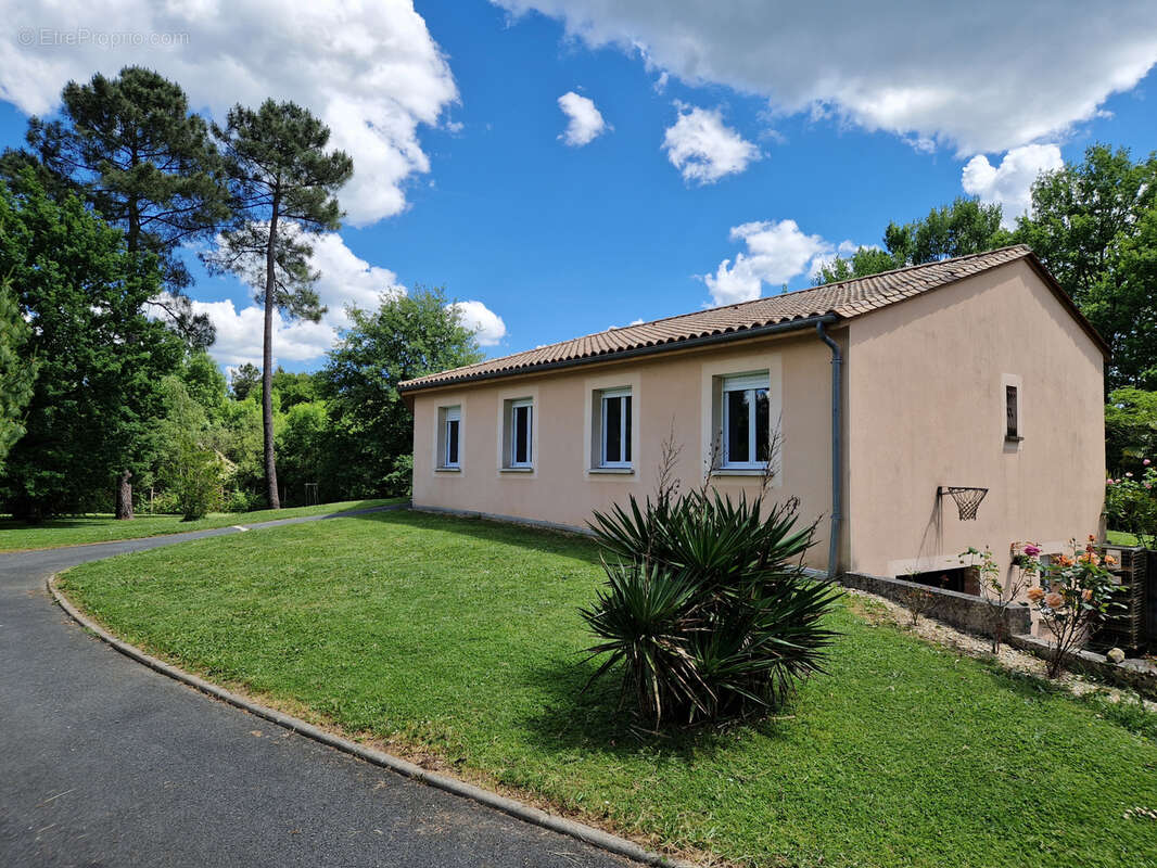 Proche Périgueux MAISON de PLAIN PIED 146 m2 avec 4 chambres / Grand garage / Grand terrain avec PISCINE. - photo 5